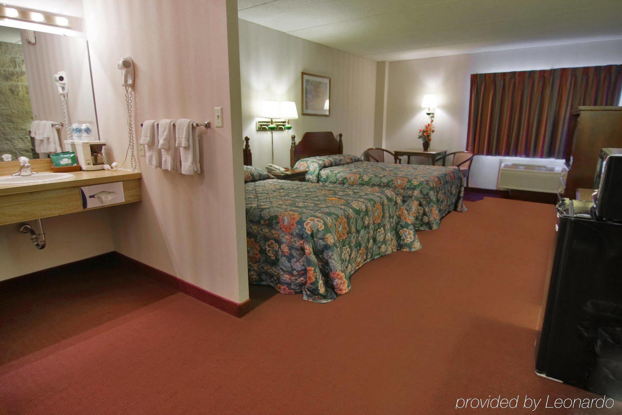 Voyageur Inn And Conference Center Reedsburg Room photo