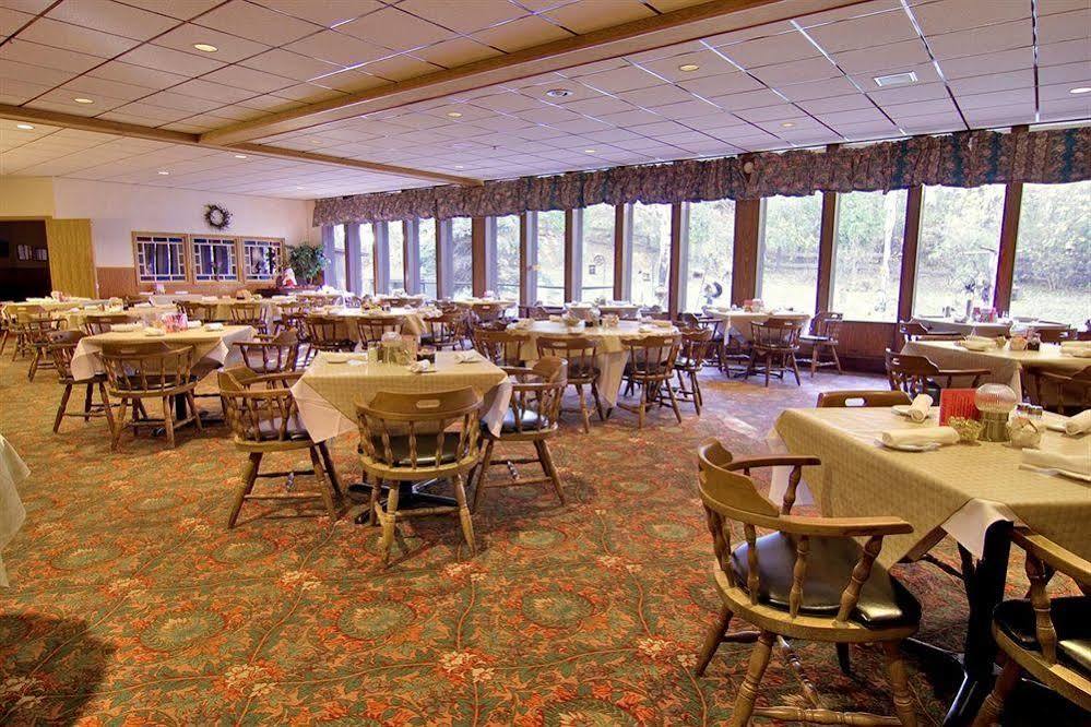 Voyageur Inn And Conference Center Reedsburg Restaurant photo